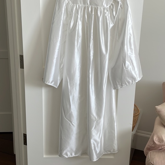 Graduation gown - Picture 5 of 8